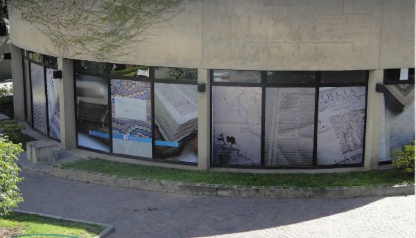 Ploteo y colocación de vinilo autoadhesivo sobre vidrio
